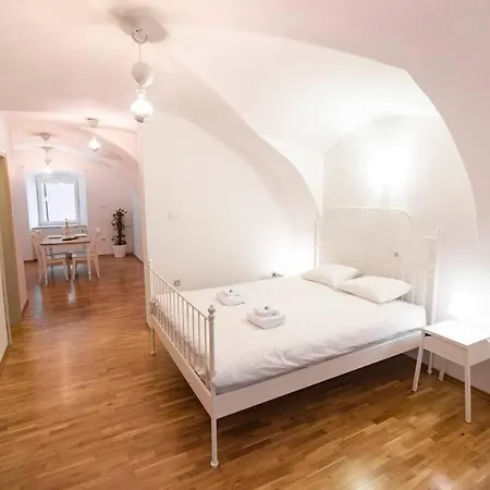 Dragon's Cave Apartment